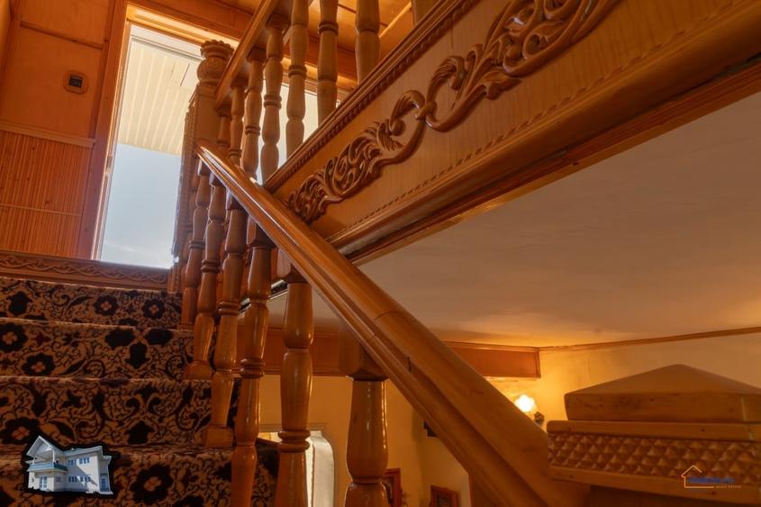 Casa cu etaj in Agas, eleganta clasica si mobila sculptata manual in lemn masiv - 8