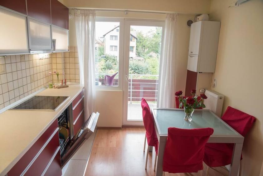 Apartament cu 4 camere decomandat, mobilat în Între Lacuri