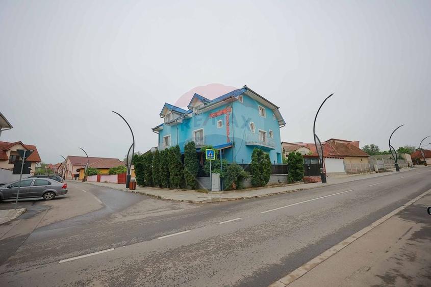 Pensiune cu 11 camere de vânzare, situată în Băile 1 Mai, Sânmartin - 1
