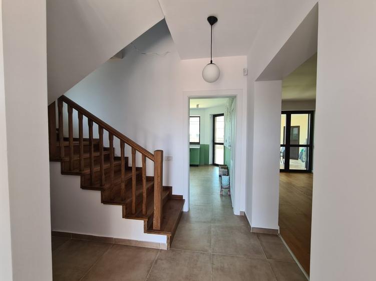 Casă individuală cu 5 camere cu Teren 530 Mp în Odăi
