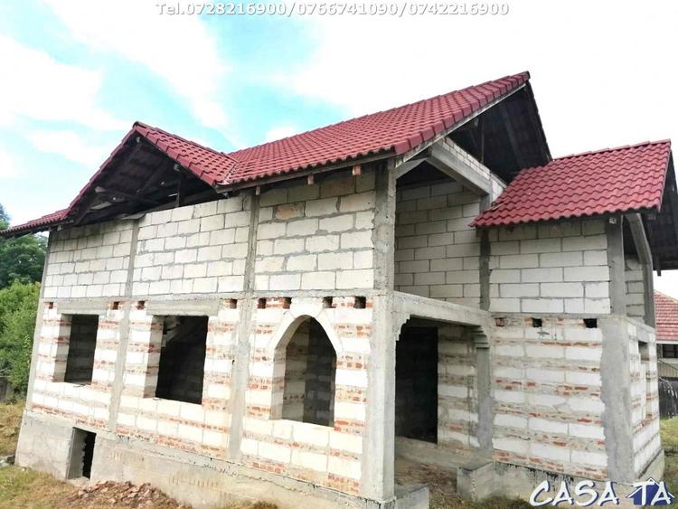 Casă individuală cu 6 camere cu Teren 2500 Mp în Berlești