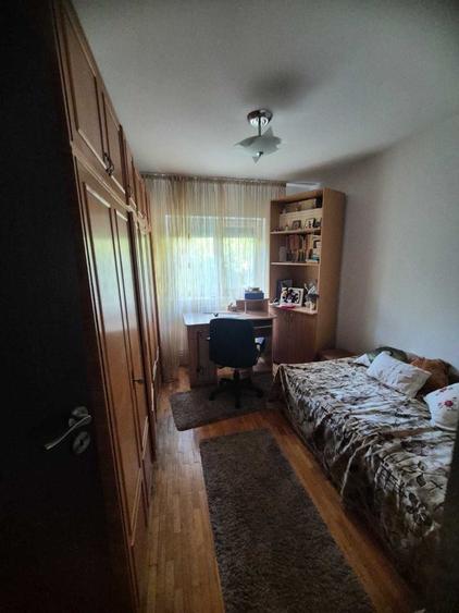 Apartament cu 3 camere decomandat în Exterior Vest