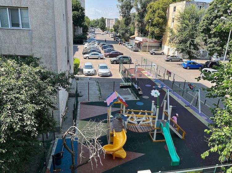 Apartament cu 4 camere decomandat în CET