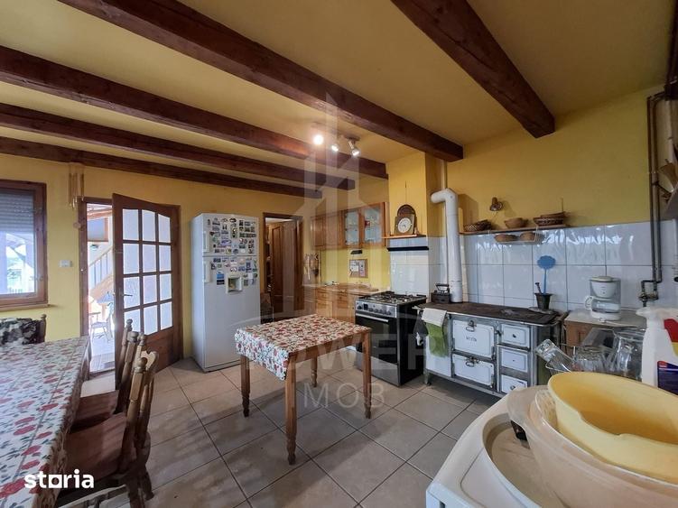 Casă cu 6 camere cu Teren 669 Mp în Roșia