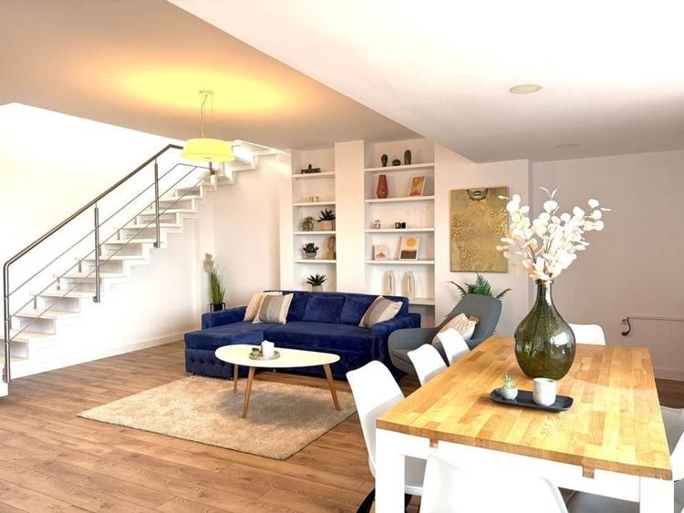 Apartament cu 5 camere semidecomandat, mobilat în Bună Ziua