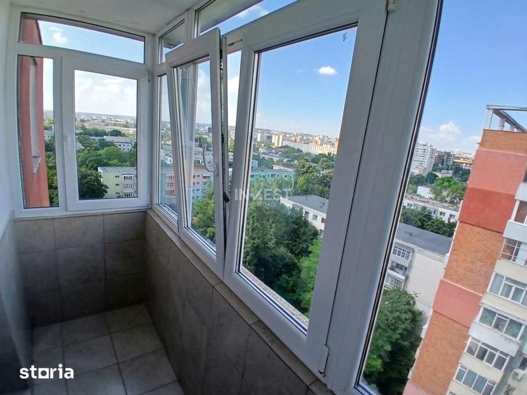 Apartament cu 3 camere semidecomandat în Podu Roș