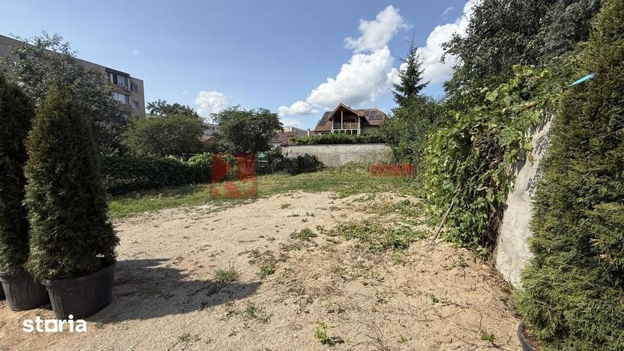 Teren de 350 mp, în Tractorul