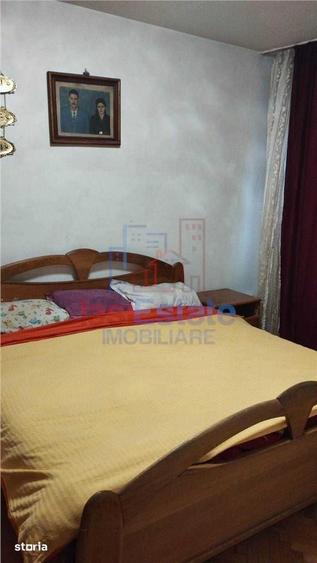 Apartament cu 3 camere semidecomandat în Podu Roș