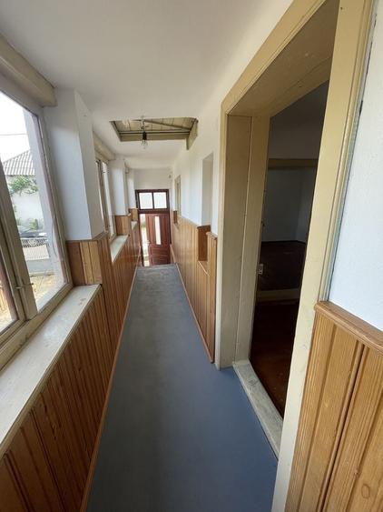 Casă cu 4 camere în Domnești