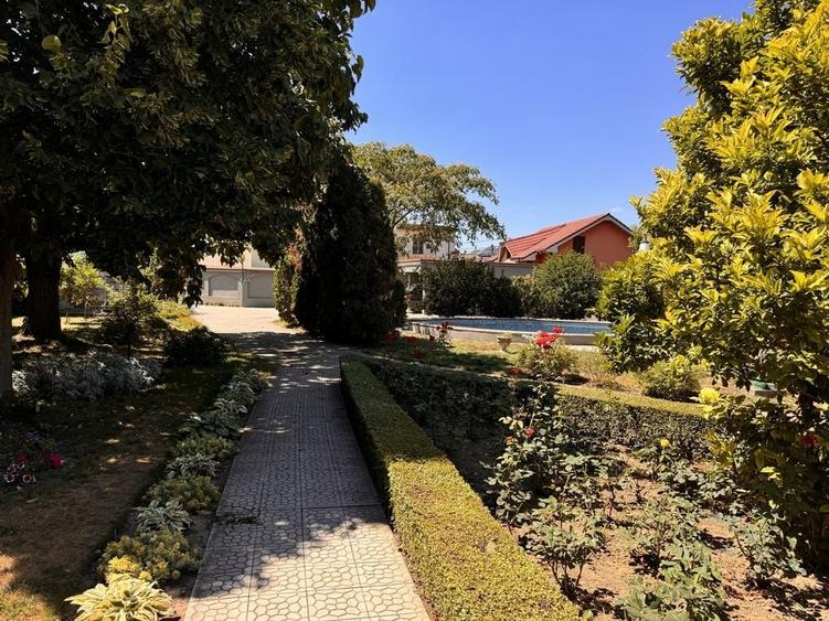 Casă cu 4 camere cu Teren 2200 Mp în Central