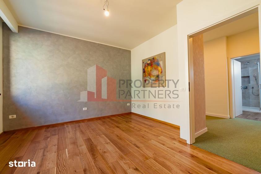Casă cu 7 camere cu Teren 215 Mp în Centrul Istoric