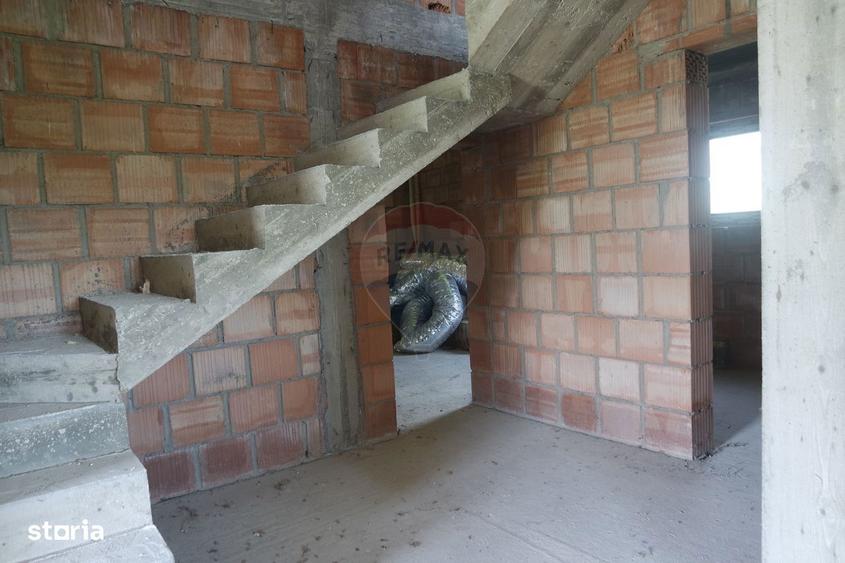 CASA CUPLATA DE VANZARE la rosu sau la semifinisat in Tau?ii Magherau? - 8