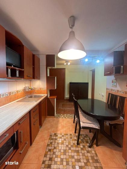 Apartament cu 3 camere, mobilat în Tei
