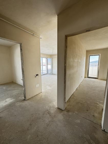 Apartament cu 3 camere semidecomandat în Florești
