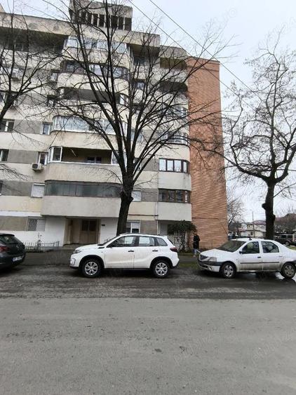 Vand apartament 3 camere, etajul 1, str. Tineretului col? cu Miori?ei. - 1