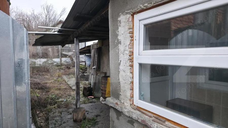 Casa cu acoperisul ars cu teren intravilan, 764 mp, zona Razvad - 10