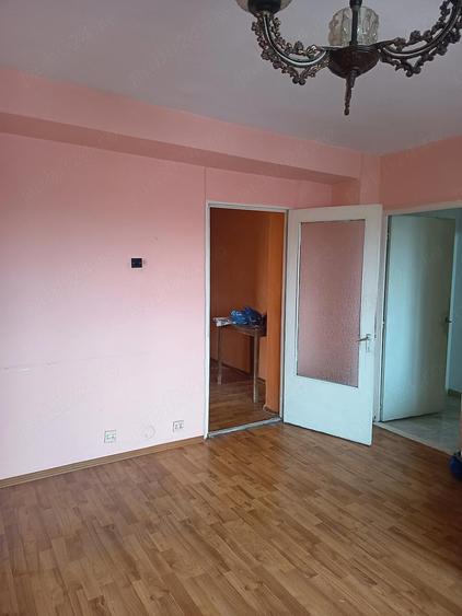 Vind ap. 2 camere semidecomandat ,etaj 3 4 zona L ,str .Dunarii cu HCC,ap. este gol ,fara gaze - 4