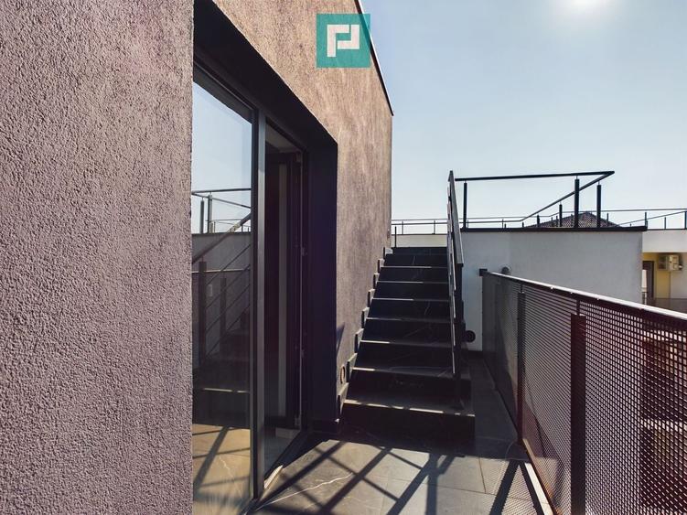 Penthouse cu 3 camere decomandat, mobilat în Central