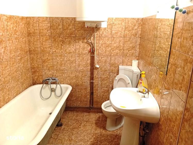 O casa cu doua apartamente in zona centrala - 1