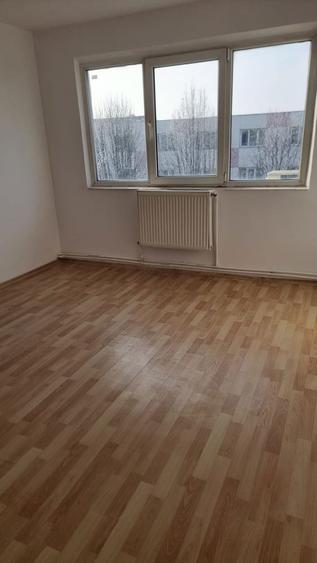 Apartament 43 mp cu 2 camere nedecomandat cu balcon proprietar etaj 4 - 4