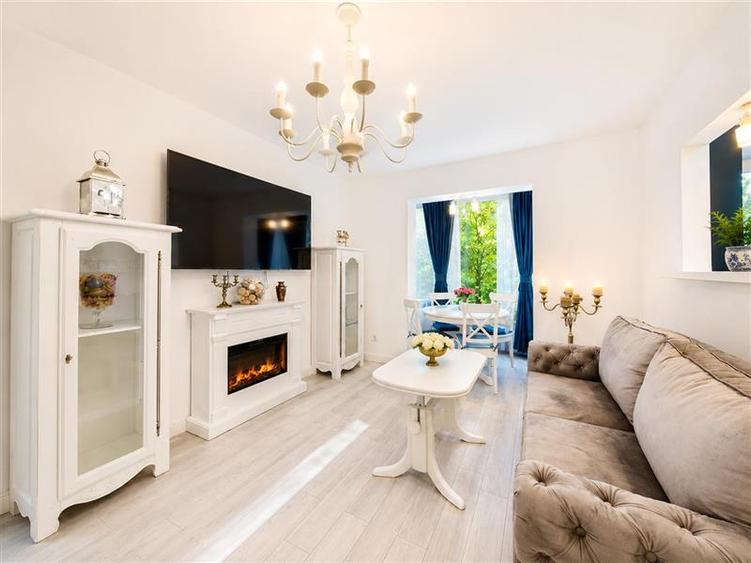 Apartament cu 3 camere semidecomandat, mobilat în Centrul Civic