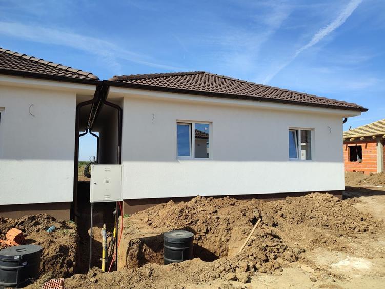 Casă individuală cu 3 camere cu Canalizare în Exterior Vest