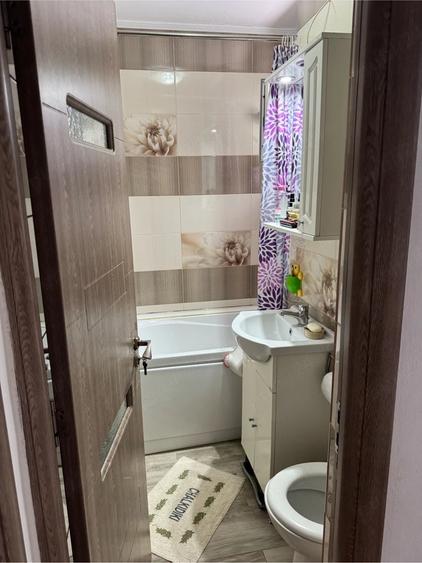 Apartament cu 3 camere semidecomandat în Micro 6