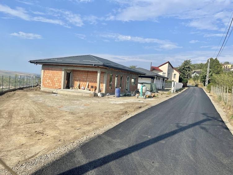 Casă cu 4 camere în Tomești