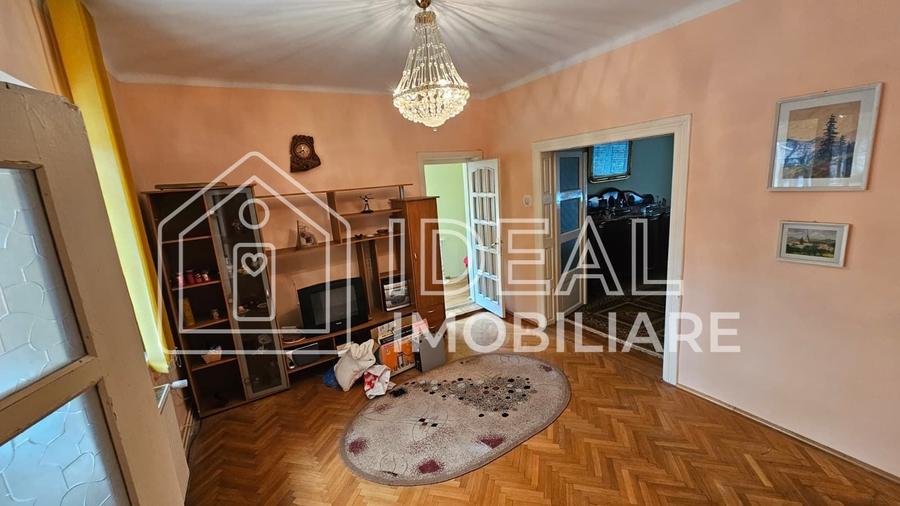 Casă individuală cu 8 camere cu Canalizare în Țiglari