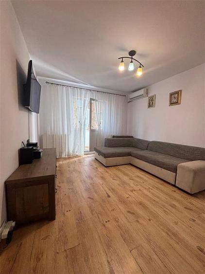 Apartament cu 3 camere semidecomandat în Mircea cel Bătrân
