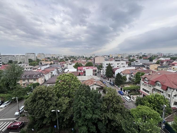 Apartament cu 3 camere decomandat în Titulescu