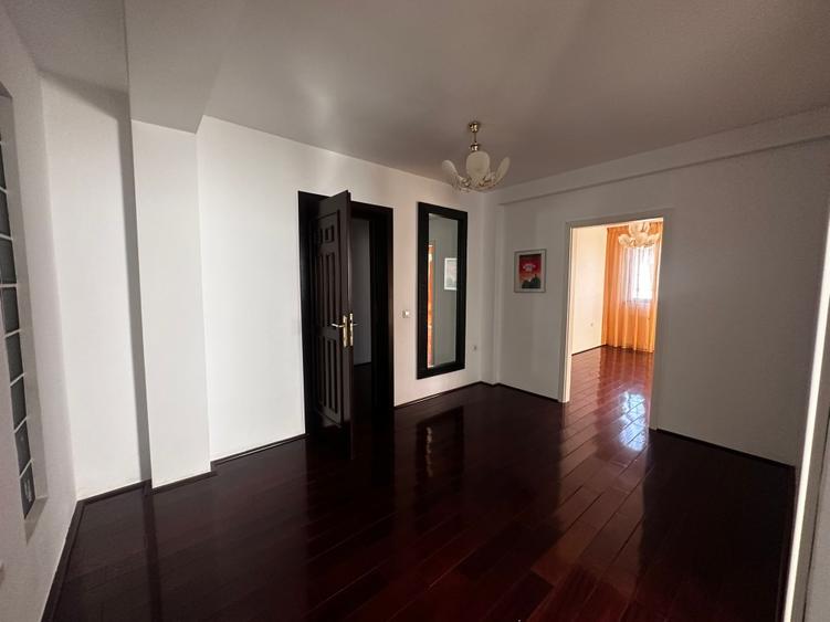Casă individuală cu 5 camere cu Teren 100 Mp în Central