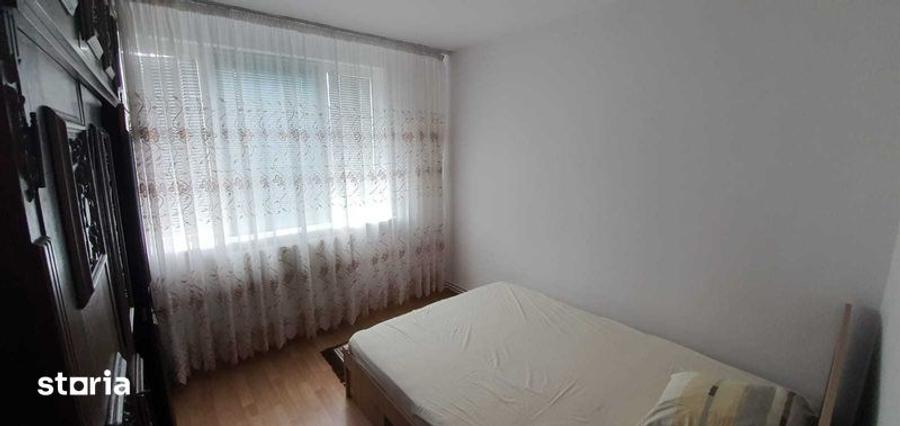 Apartament cu 3 camere semidecomandat, mobilat în Titan