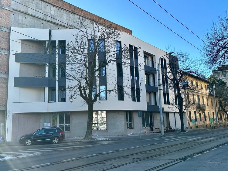 Spatiu comercial de închiriat // Clădire birouri // Bd. Ferdinand 1 - 3