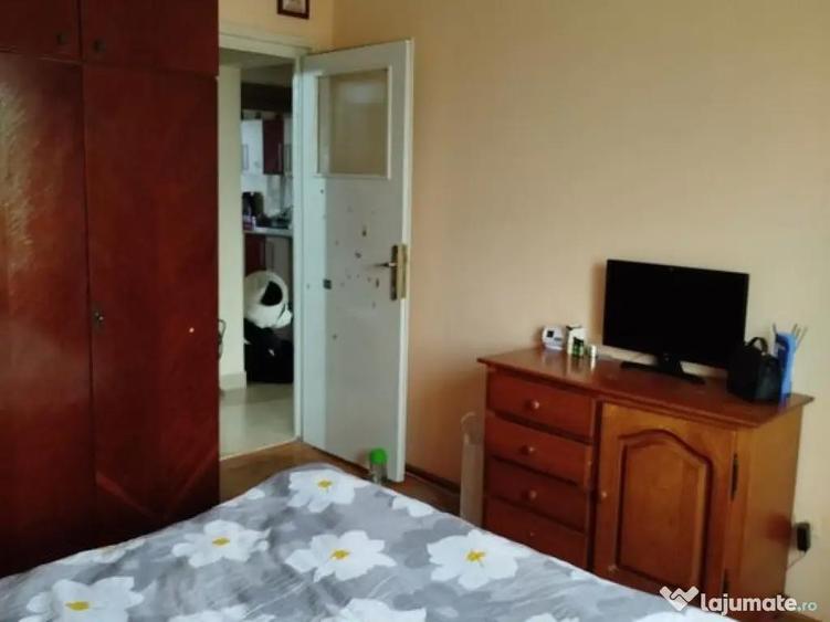 Apartament 3 camere de vanzare Pia?a Centrala, etaj 3 - 5