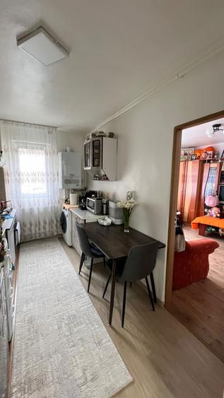 Vand apartament cu doua camere in 8 Martie +garaj+ parcare in fata blocului - 8