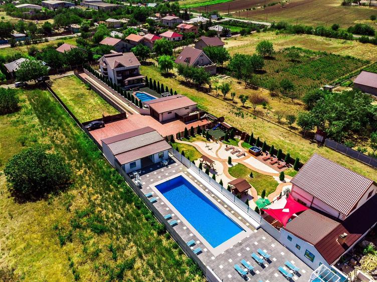 Complex Comercial de Lux –  3 Vile, Salon Evenimente și 2 Piscine - 1