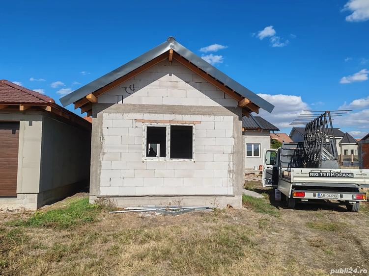 casu?a mica de vanzare la rosu - 8