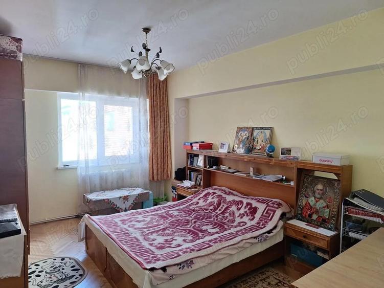 PROPRIETAR Ap 3 cam,2 bai, 2 balcoane,an1990, pod si boxa foarte spatioase+loc parcare, ZONA 1 MAI - 9