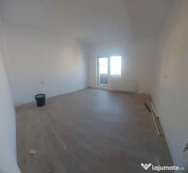 Casă cu 5 camere cu Teren 210 Mp în Central
