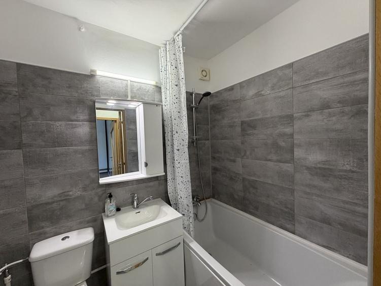 Apartament cu 3 camere decomandat în Exterior Vest