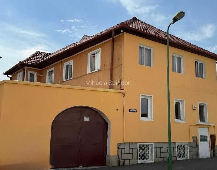 CASA SINGUR CURTE IN ZONA CENTRALA A BRASOVULUI