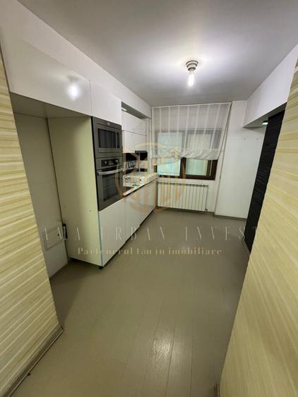 Apartament cu 3 camere semidecomandat în Lacul Tei