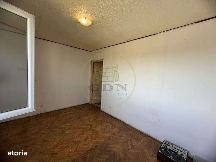 Apartament cu 4 camere semidecomandat în Calea București