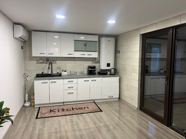 Casă cu 6 camere cu Teren 500 Mp în Săbăreni