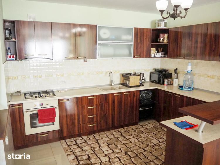 Casă cu 6 camere cu Teren 489 Mp în Central