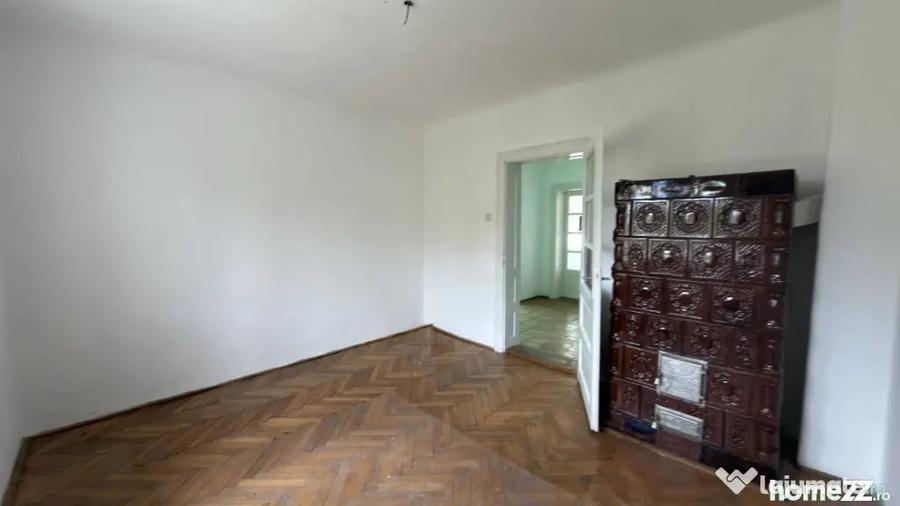 Casă cu 3 camere cu Teren 2200 Mp în Central