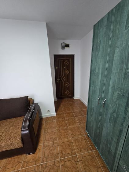 Garsonieră decomandată în Titan