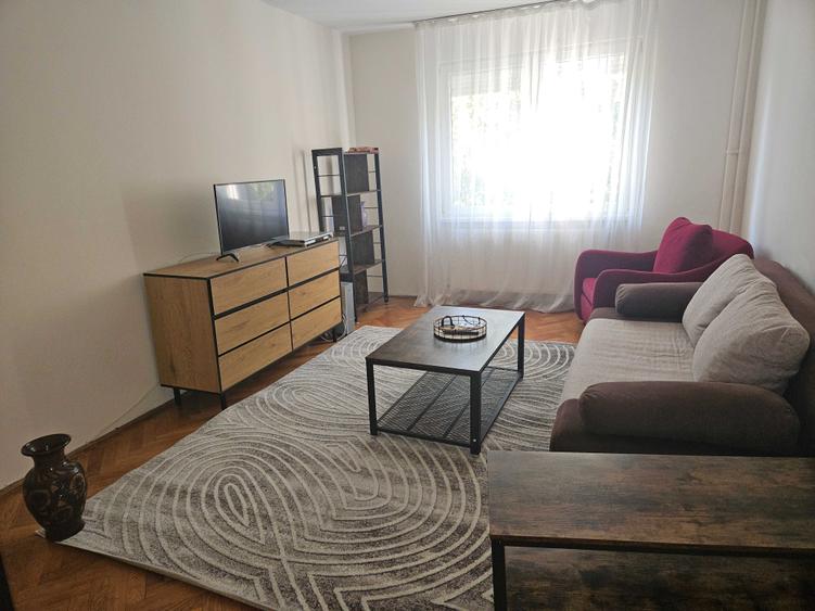 Apartament cu 3 camere decomandat în Cornișa
