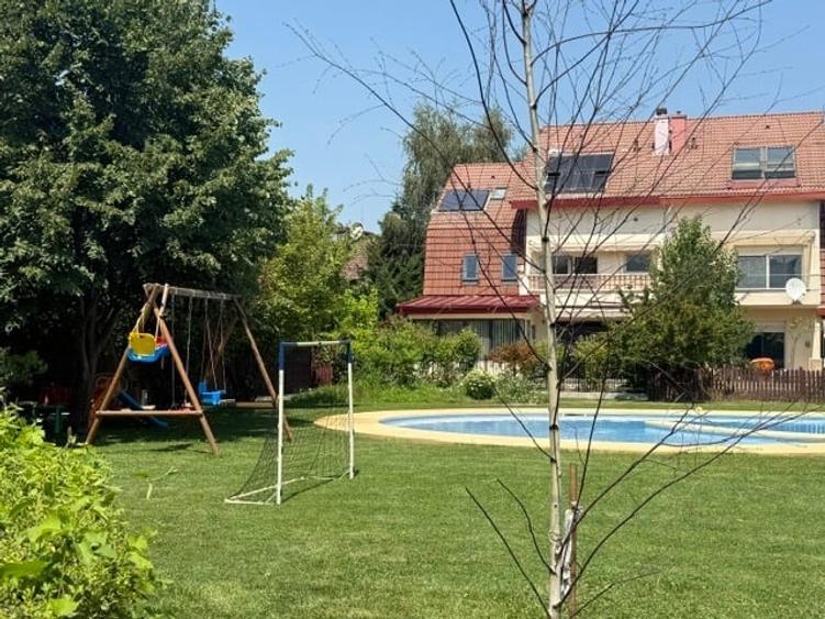 Duplex cu 7 camere cu Canalizare în Central